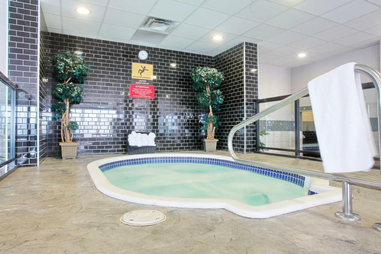 Pomeroy Hotel Fort Mcmurray Bagian luar foto