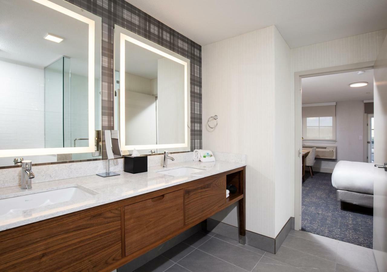 Pomeroy Hotel Fort Mcmurray Bagian luar foto