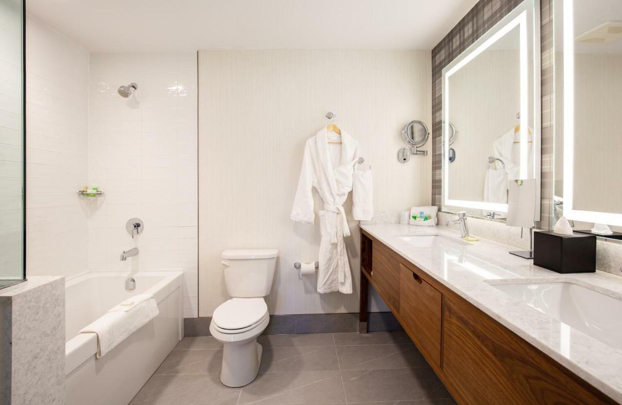 Pomeroy Hotel Fort Mcmurray Bagian luar foto